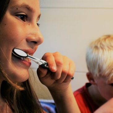 Fluorose et taches blanches sur les dents des enfants